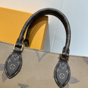 Medium handbag